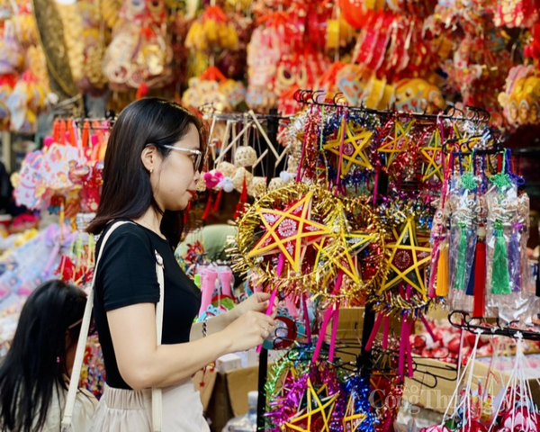 Nhộn nhịp thị trường đồ chơi trung thu truyền thống tại phổ cổ Hà Nội
