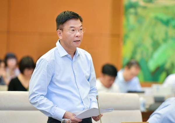 Bộ trưởng Bộ Tư pháp Lê Thành Long trình bày tờ trình