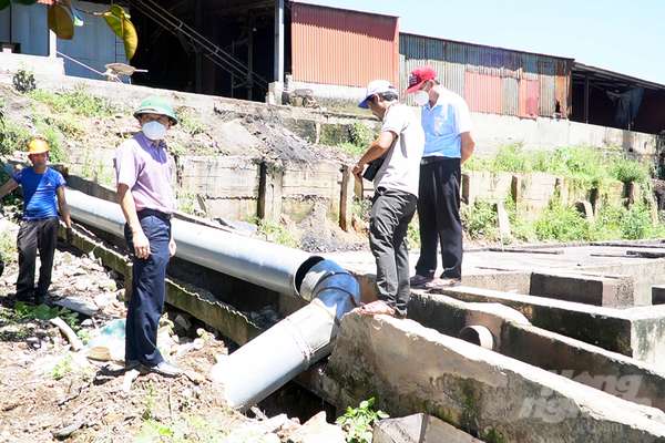 Lực lượng chức năng phát hiện một đường ống thu nhận nguồn nước chưa qua xử lý chảy vào hệ thống đường ngầm xả thẳng ra sông Sa Lung. Ảnh: Võ Dũng.