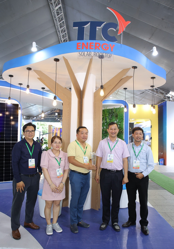 Gian hàng TTC Energy vinh dự đón nhận giải thưởng Gian hàng đạt chuẩn Xanh từ ông Trần Phú Lữ - Giám đốc Trung tâm Xúc tiến Thương mại và Đầu tư TP.HCM (ITPC)