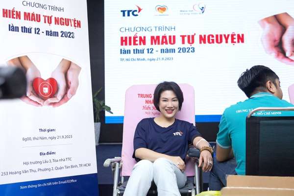 Bà Hồ Thị Phương Thảo - Phó Tổng Giám đốc Tập đoàn TTC trực tiếp tham gia hiến máu. Bà cho biết, hoạt động này vô cùng thiết thực khi tạo nên nhiều kỳ tích, góp phần cứu sống nhiều ca bệnh cần máu.