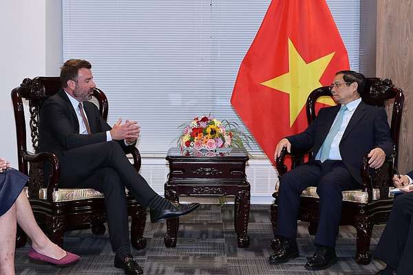 Thủ tướng Phạm Minh Chính gặp Phó Chủ tịch phụ trách quan hệ Chính phủ toàn cầu của Tập đoàn Apple, ông Nick Ammann - Ảnh: VGP