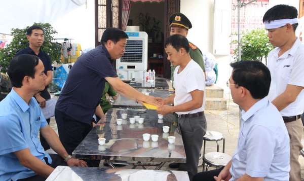 Lãnh đạo tỉnh Thái Bình thăm hỏi, động viên gia đình Trung úy công an hy sinh khi làm nhiệm vụ