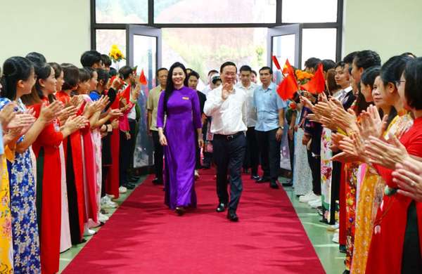 Chủ tịch nước Võ Văn Thưởng thăm và tặng quà học sinh Trường THPT Dân tộc Nội trú tỉnh Lào Cai
