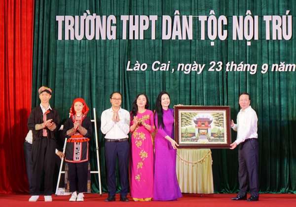 Chủ tịch nước Võ Văn Thưởng trao tặng Bức ảnh Bác Hồ với Nhân dân các dân tộc tỉnh Lào Cai cho trường THPT DTNT tỉnh Lào Cai