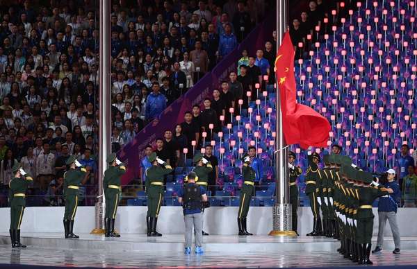 Quốc kỳ chủ nhà Trung Quốc được kéo lên. Ảnh: Chinadaily