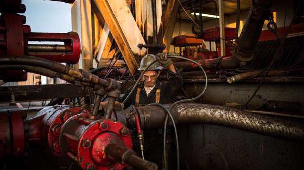 Giá dầu thế giới đang giằng co do tác động của những yếu tố trái chiều - Ảnh: Getty/CNBC.