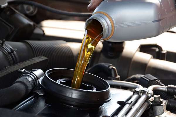 Hệ lụy khôn lường nếu đổ thừa dầu nhớt ô tô. Ảnh minh họa