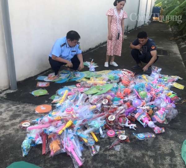 Thanh Hóa: Tạm giữ hơn 1.500 sản phẩm đồ chơi trẻ em do nước ngoài sản xuất không có tem CR