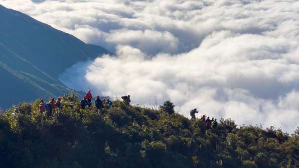 100 nhà báo tham gia giải leo núi “Bước chân trên mây” - chinh phục đỉnh Tà Chì Nhù