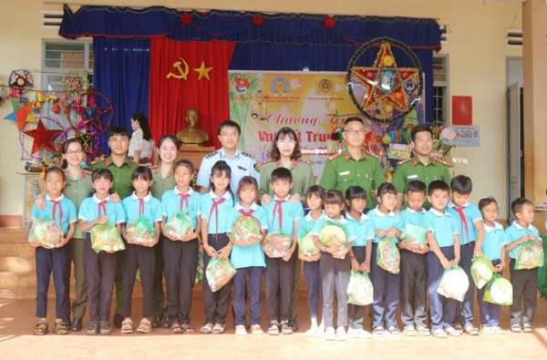 Đắk Lắk: Trao học bổng và tặng quà Trung thu cho trẻ em dân tộc thiểu số, học sinh nghèo vượt khó