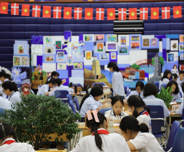 Các em học sinh trường Tiểu học và THCS Nguyễn Siêu tham gia vẽ tranh hưởng ứng cuộc thi.
