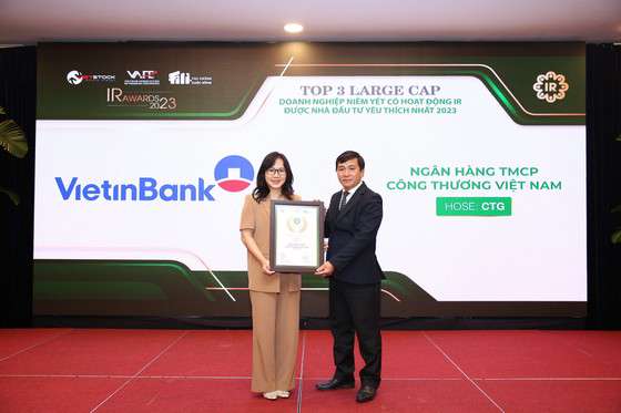 Bà Nguyễn Thị Mỹ Linh – Trưởng Ban Thư ký HĐQT và QHCĐ đại diện VietinBank lên nhận giải thưởng