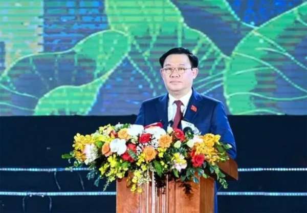 Chủ tịch Quốc hội Vương Đình Huệ phát biểu chúc mừng Đảng bộ, chính quyền và nhân dân thành phố Vinh.