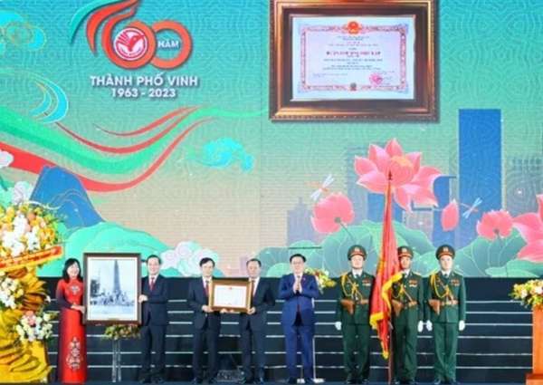 Chủ tịch Quốc hội Vương Đình Huệ trao Huân chương Độc lập hạng Nhì, tặng hoa, trao tặng bức tranh lưu niệm “Chủ tịch Hồ Chí Minh thăm công trường xây dựng Nhà máy điện Vinh (6/1957) cho Đảng bộ, chính quyền và nhân dân thành phố Vinh.