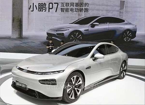 Mẫu xe điện P7 của Công ty Xpeng (Trung Quốc) giới thiệu tại Triển lãm ô tô quốc tế Thượng Hải. Ảnh tư liệu: Kyodo/TTXVN