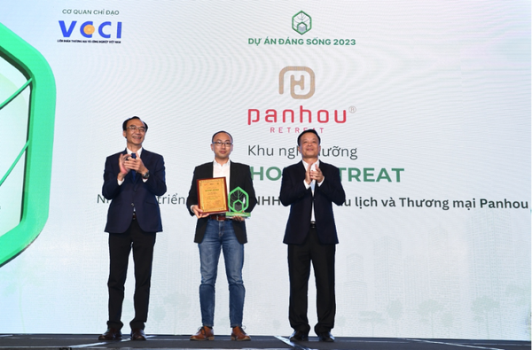 Ông Kiên Lê – CEO Panhou Retreat nhận Chứng nhận “Khu nghỉ dưỡng được yêu thích nhất năm 2023” từ Ban Tổ chức và đại diện Cục Du lịch Quốc gia Việt Nam