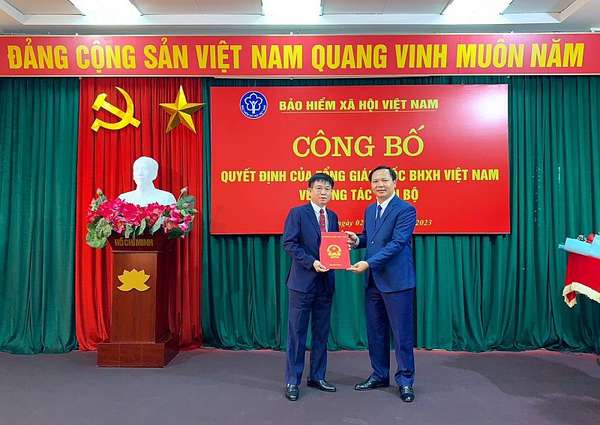 Phó Tổng Giám đốc BHXH Việt Nam Chu Mạnh Sinh trao Quyết định tiếp nhận và bổ nhiệm ông Phạm Thái Sơn