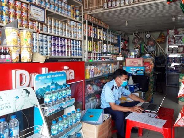 Đội Quản lý thị trường số 5, Cục Quản lý thị trường Tiền Giang, xác lập biên bản kiểm tra cơ sở kinh doanh thực phẩm ở huyện Cái Bè. Ảnh: tiengiang.dms.gov.vn