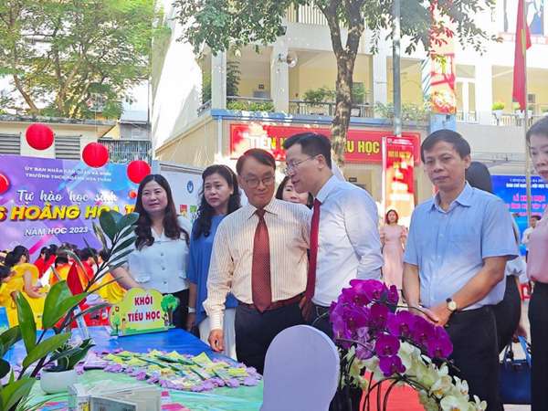Các đại biểu tham quan không gian trưng bày về Tuần lễ hưởng ứng học tập suốt đời của quận Ba Đình