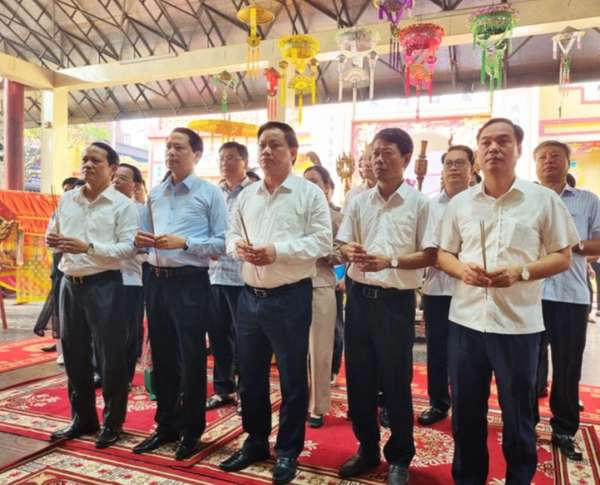 Lãnh đạo tỉnh Thái Bình, huyện Quỳnh Phụ thực hiện nghi thức dâng hương tại lễ khai hội. Ảnh: L.H