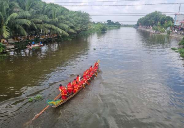 Thi bơi chải trên dòng sông cổ Mai Diêm - một hoạt động văn hóa thể thao độc đáo, thu hút sự theo dõi, cổ vũ của hàng nghìn người tại Lễ hội truyền thống đền Đồng Bằng 2023. Ảnh: L.H