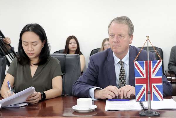 Thứ trưởng Nguyễn Sinh Nhật Tân làm việc với Bộ trưởng Vương quốc Anh phụ trách các vấn đề về Scotland