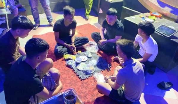 Quảng Ninh: Khởi tố nhóm đối tượng đánh bạc tại quán karaoke