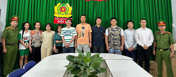 10 người bị cảnh sát bắt giữ trong vụ án, bao gồm cả người Hàn Quốc và Việt Nam phối hợp điều hành đường dây mua bán dâm. Ảnh: CACC 