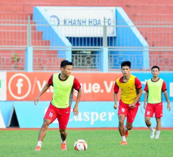 CLB Bóng đá Khánh Hòa tập luyện trên sân 19/8 Nha Trang. Ảnh: Khanhhoafc