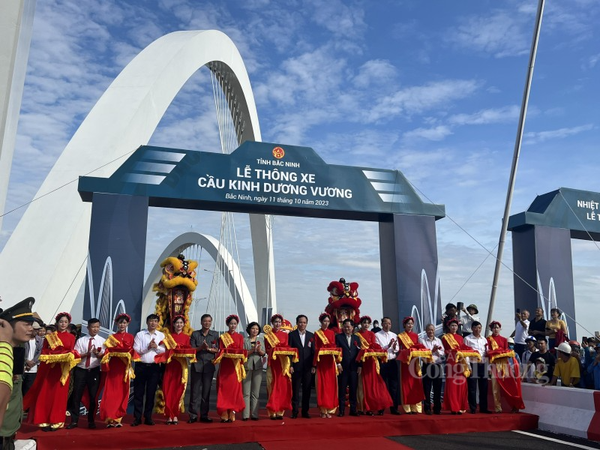 Phó Thủ tướng Trần Lưu Quang dự lễ cắt băng khánh thành Cầu Kinh Dương Vương