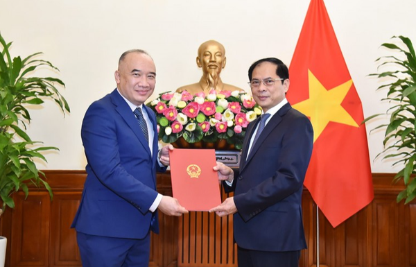 Tân Phó Chủ nhiệm Ủy ban Nhà nước về người Việt Nam ở nước ngoài Nguyễn Mạnh Đông (bên trái) nhận Quyết định bổ nhiệm.