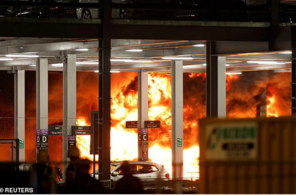Tin nóng thế giới 24h: Bãi xe ở Sân bay Luton bốc cháy; cứu 43 người Malaysia khỏi tổ chức lừa đảo
