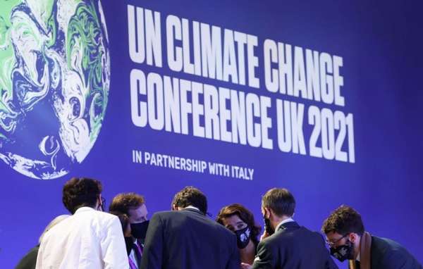 Các đại biểu thảo luận trong Hội nghị về biến đổi khí hậu của Liên hợp quốc (COP26) tại Glasgow, Scotland, Anh ngày 13/11/2021. Ảnh: Reuters