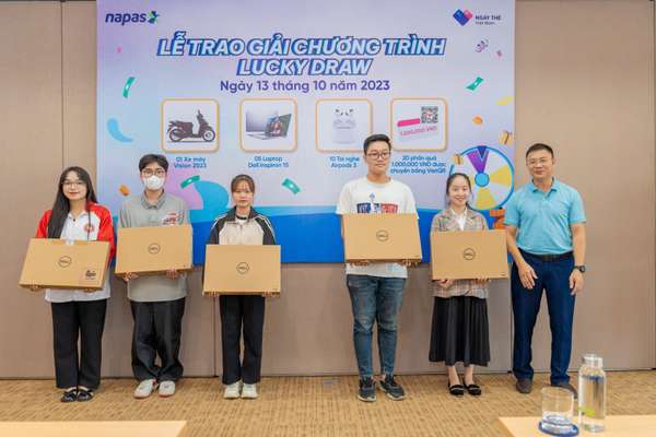 NAPAS trao giải cho khách hàng may mắn tại sự kiện “Sóng Festival - Ngày thẻ Việt Nam 2023”