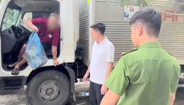 Thừa Thiên Huế: Phát hiện pháo, hàng nhập lậu trên ô tô