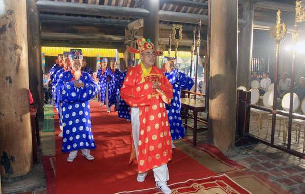 Lễ bái yết trong lễ hội chùa Keo. Ảnh: T.D