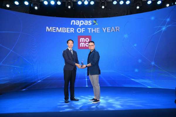 Lãnh đạo NAPAS trao giải cho Đại diện MOMO