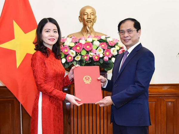 Thừa ủy quyền của Thủ tướng, Ủy viên Trung ương Đảng, Bộ trưởng Ngoại giao Bùi Thanh Sơn đã trao quyết định bổ nhiệm Thứ trưởng Ngoại giao cho bà Nguyễn Minh Hằng.