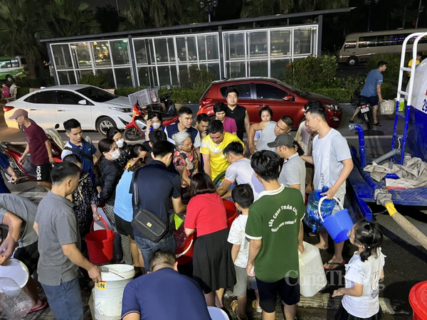Hàng nghìn cư dân Khu đô thị Thanh Hà xếp hàng chờ lấy nước sạch như thời bao cấp
