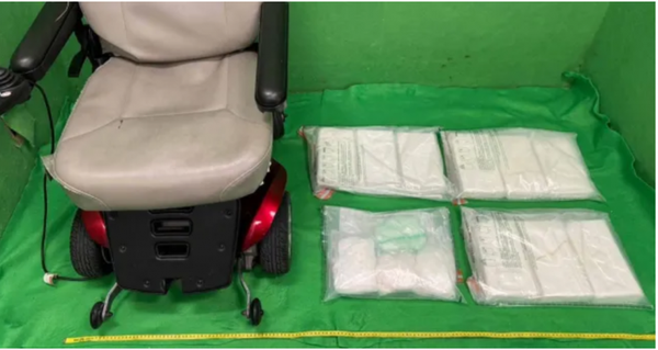 Tin nóng thế giới 24h: Bão Babet tàn phá phía đông bắc Scotland; Giấu 11kg cocaine trong xe lăn