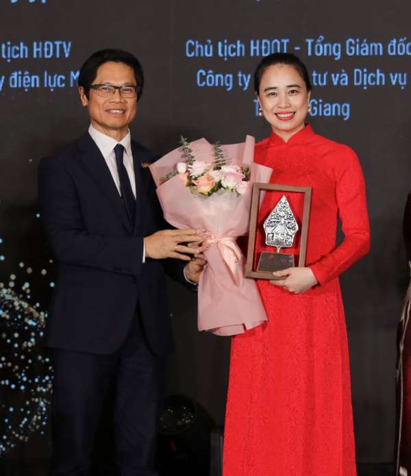 Ông Vũ Tiến Lộc - Ủy viên Ủy Ban Kinh tế của Quốc hội, Chủ tịch Trung Tâm Trọng tài Quốc tế Việt Nam trao kỷ niệm chương và chúc mừng bà Đỗ Nguyệt Ánh