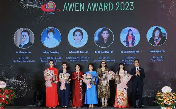 Bà Đỗ Nguyệt Ánh (ngoài cùng bên trái) được vinh danh là Nữ doanh nhân ASEAN tiêu biểu năm 2023