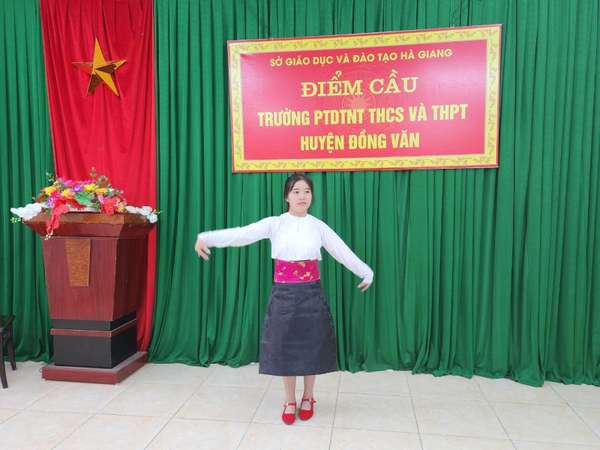 Ước mơ trở thành nghệ sỹ múa của cô bé mồ côi dân tộc Mông Thò Thị Dính