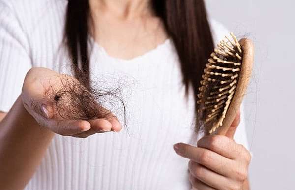 “Bỏ túi” bí quyết ngăn rụng tóc vào mùa thu cho chị em