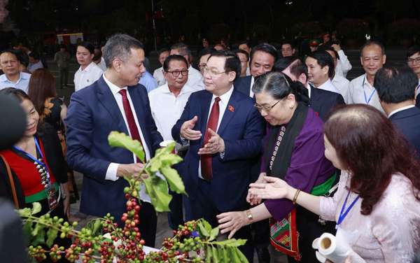 Chủ tịch Quốc hội Vương Đình Huệ tham quan sản phẩm cà phê Arabica