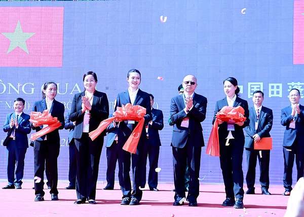 Phó Chủ tịch UBND tỉnh Hà Thị Minh Hạnh và Phó Châu trưởng Chính quyền nhân dân châu Văn Sơn Lưu Ba cắt băng thông quan chính thức cặp cửa khẩu Săm Pun - Điền Bồng.