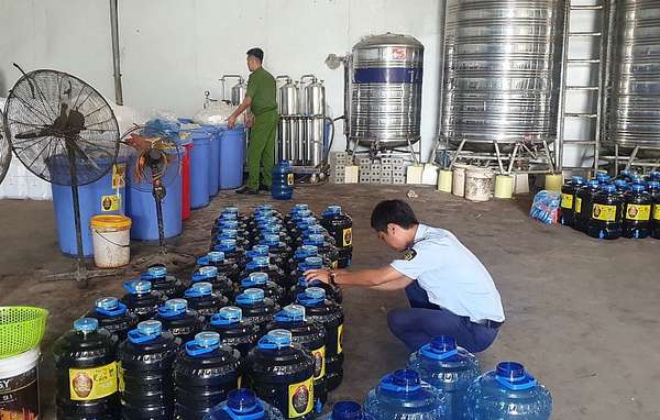 Hưng Yên: Buộc tiêu hủy gần 7.000 lít rượu không đảm bảo chất lượng