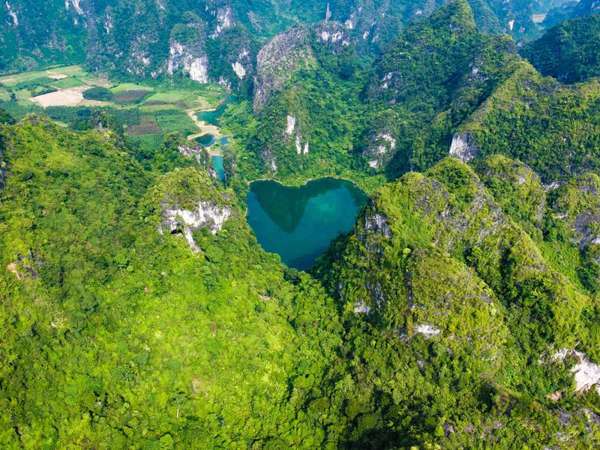 Hồ nước trái tim có tên Lân Cút tại xã Yên Thịnh (Ảnh: Hùng Vĩ)