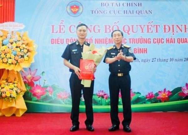Phó Tổng cục trưởng Tổng cục Hải quan Hoàng Việt Cường trao quyết định và tặng hoa chúc mừng ông Phạm Tiến Thành, Cục trưởng Cục Hải quan Quảng Bình
